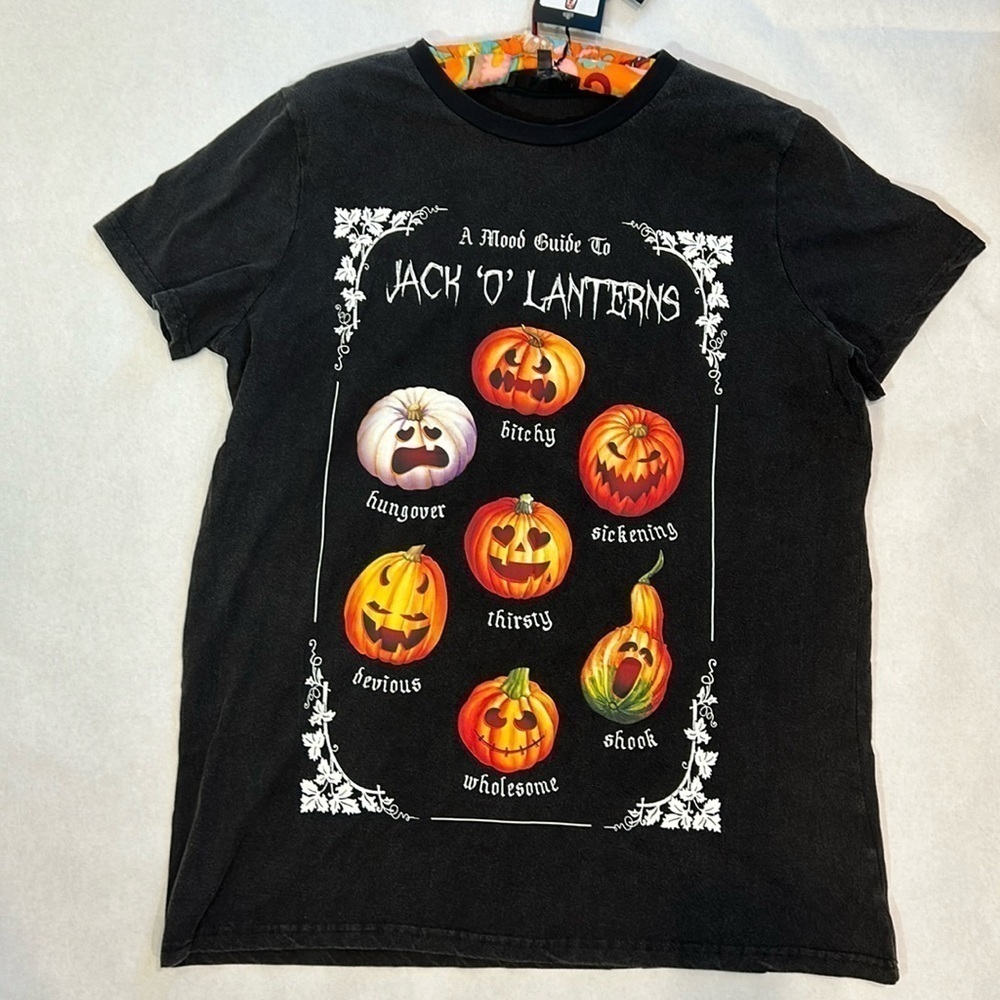 Trickz N treatz mood guide jack-o’-lanterns black short sleeve T-shirt medium